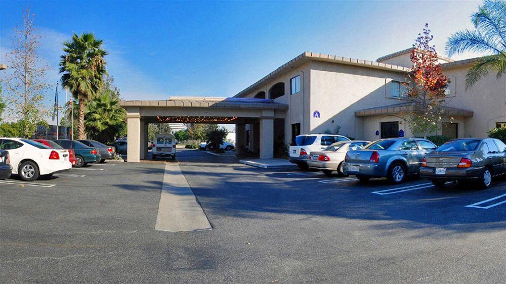 Hotel d'Lins Ontario Airport Exterior foto