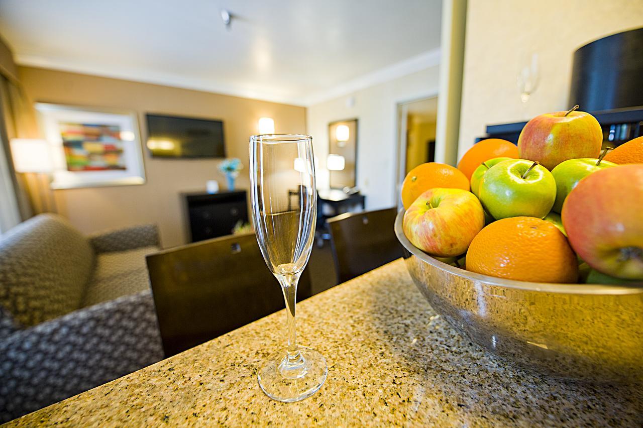 Hotel d'Lins Ontario Airport Exterior foto