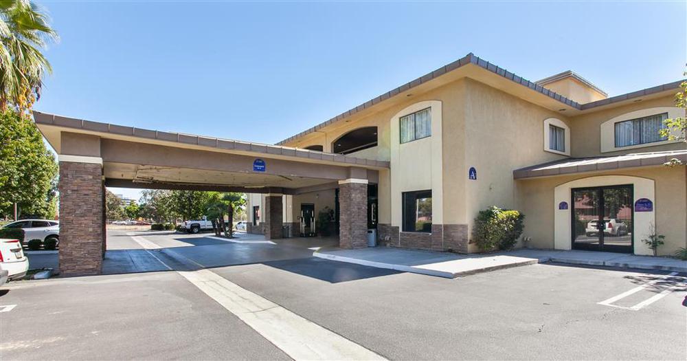 Hotel d'Lins Ontario Airport Exterior foto